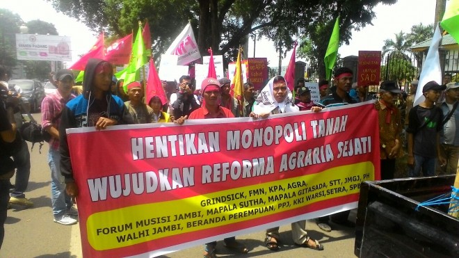 Pendemo saat melakukan orasi dengan  jalan kaki menuju kantor DPRD provinsi Jambi, kemarin.